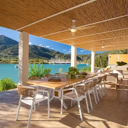 Villa Unalome Seafront Luxury *